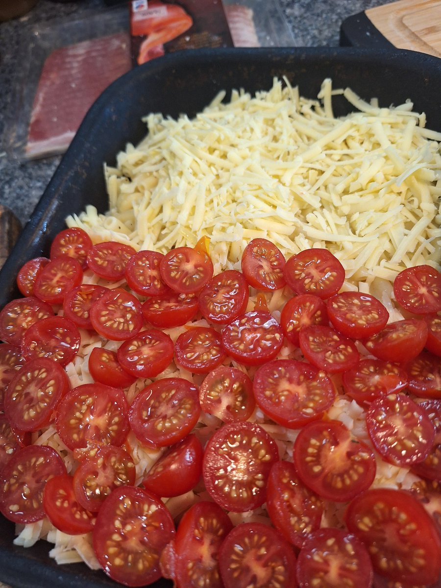 LucyVonSc's tweet image. A pallid, unbaked macaroni cheese. Can you tell that I live with a pippist person? Looking forward to it once it's bubbly and burnished.