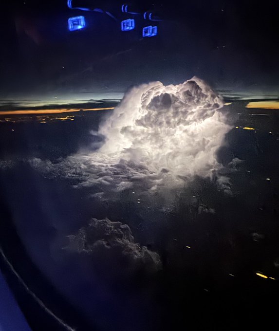 I took a long exposure photo of some storm clouds out of the plane window... 🤯⛈️ https://t.co/SOq4Q4<a href="/tag/starwarscelebrationjapan"class="tags"><span>#starwarscelebrationjapan</span></a>
