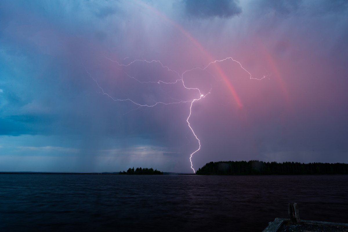 Jariy's tweet image. Yllätys kohokonvektiota perämereltä Ruotsin puolelta viime yöltä. Staffans, Sweden 25.7.2025 #ukkonen #lightning