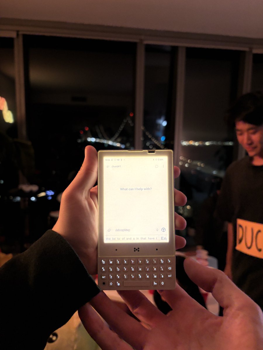jakubzegzulka's tweet image. daddy @lukvsm’s giant hand and the minimal phone