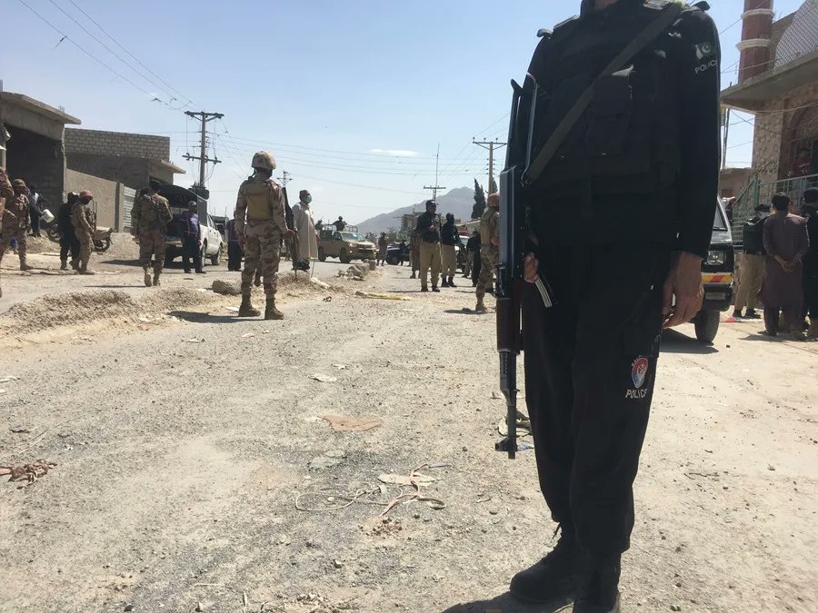 LaCronicaDeHoy's tweet image. Cinco personas perdieron la vida este sábado tras un ataque armado contra el edificio de justicia en Zahedán, provincia de Sistán y Baluchistán, en el sureste de Irán, según reportes iniciales.