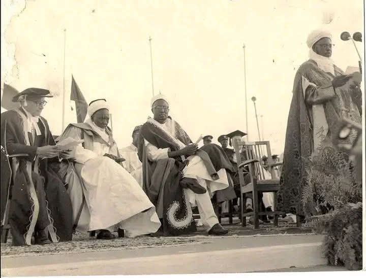 ArewaFactsZone's tweet image. Founding Vision: Sir Ahmadu Bello at the Birth of ABU, Zaria – October 4, 1962
On October 4, 1962, Sir Ahmadu Bello—the Premier of Northern Nigeria and Sardauna of Sokoto—delivered the inaugural address at the official opening of Ahmadu Bello University (ABU) in Zaria. It was a…