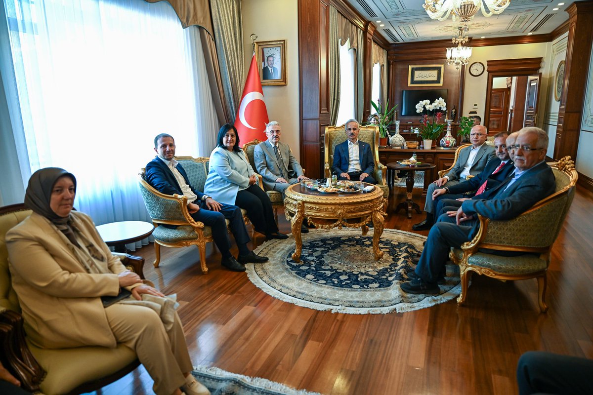 Ulaştırma ve Altyapı Bakanımız Sayın Abdulkadir Uraloğlu ile birlikte Bursa Valimiz Sayın Erol Ayyıldız'ı ziyaret ettik. 

Bursa'mızın ulaşım altyapısını güçlendirmek, vatandaşlarımıza daha hızlı ve konforlu bir hizmet sunmak için tüm gayretimizle çalışmaya devam ediyoruz.