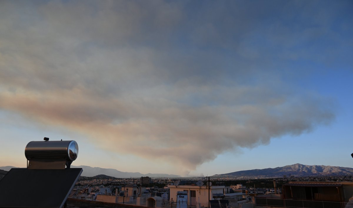 a1ienrat's tweet image. wildfire smoke over athens today.