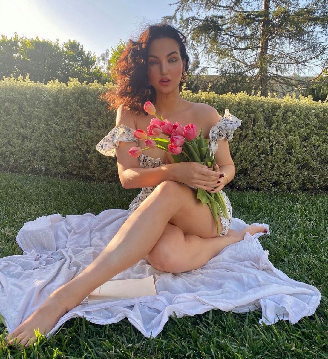 VoguesEssence's tweet image. Adding a pop of pink to my day.🌹