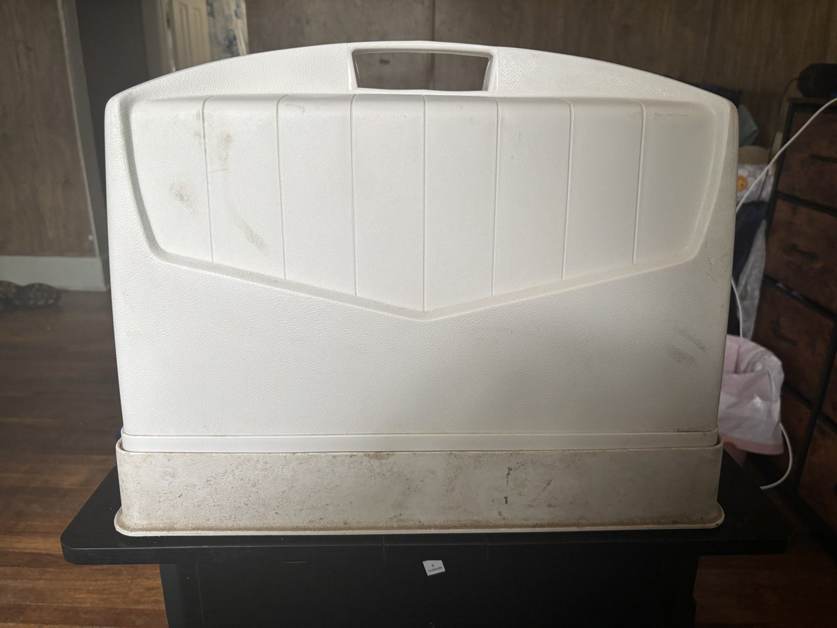 BaronSCain's tweet image. Went cleaning around my apartment. Found an old sewing machine. It still works!!!