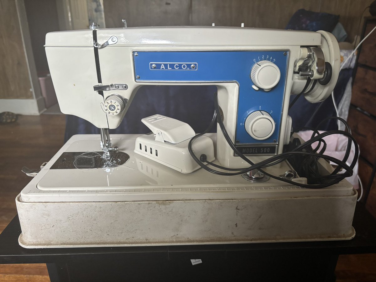 BaronSCain's tweet image. Went cleaning around my apartment. Found an old sewing machine. It still works!!!
