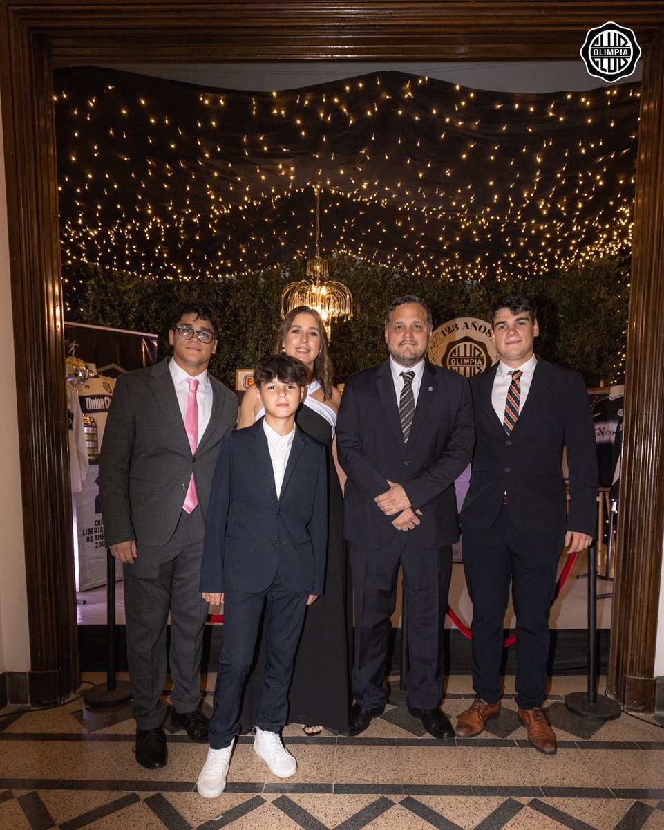 Celebramos los #123AñosDeGloria del Club, compartiendo con amigos Olimpistas, recibiendo a los nuevos Socios Vitalicios y homenajeando a las personas que hicieron historia con la Institución.

¡Gracias por esta noche para el recuerdo!

¡Vamos, Olimpia!