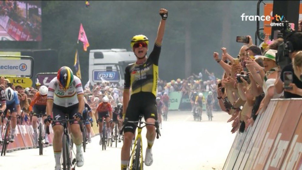 CyclingYazz's tweet image. Vos is just incredible โจ
She won her first road world championship title in 2006 (before I was even born ๐
) and is still winning on the biggest stage in 2025 nearly 20 years later.
A total of 258 pro wins, including 3 road world titles and an Olympic gold medal ๐ฅ๐
#TDFF2025