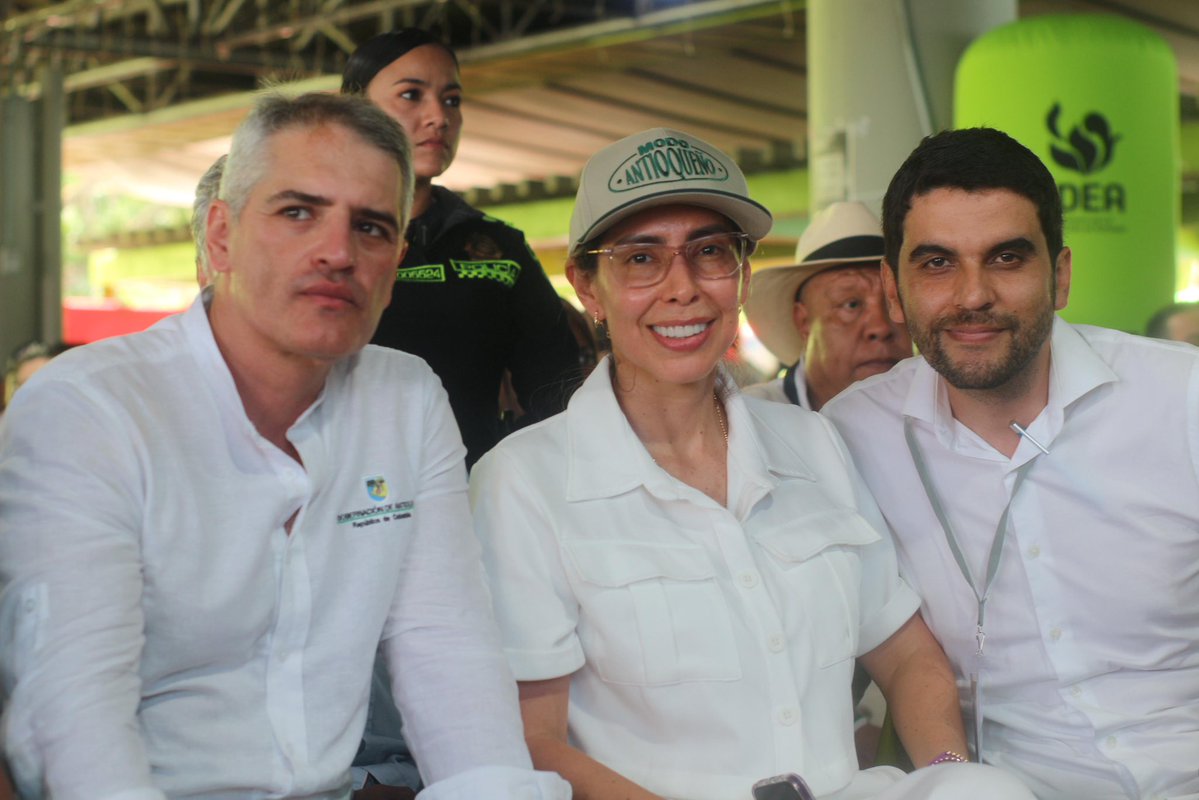 hernancadavidma's tweet image. Encuentro de Dirigentes, Apartadó, Antioquia
¡Que orgullo!
Aquí hay ánimo de crecer; de concretar las obras para el desarrollo; las vías al Mar; Túnel del Tito; los Puertos, el crecimiento de Universidades
Urabá futuro de Antioquia y Colombia 🇨🇴