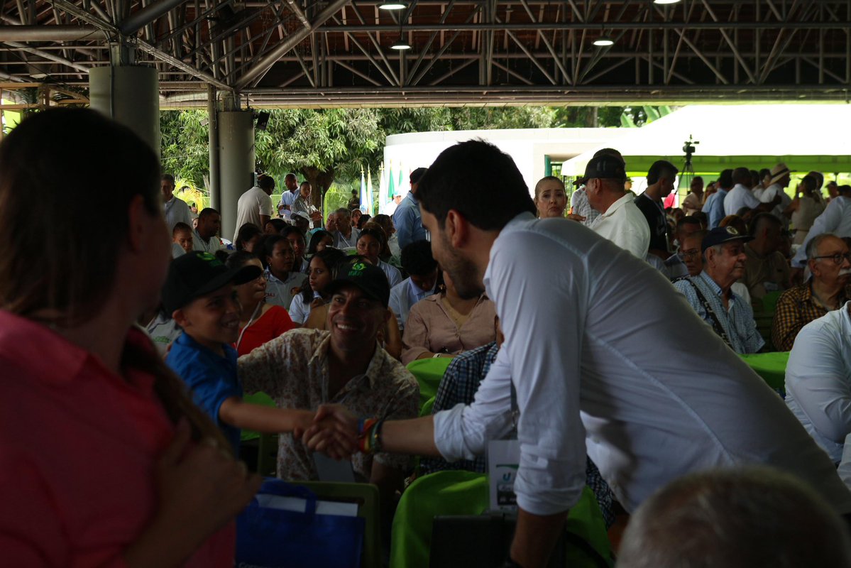 hernancadavidma's tweet image. Encuentro de Dirigentes, Apartadó, Antioquia
¡Que orgullo!
Aquí hay ánimo de crecer; de concretar las obras para el desarrollo; las vías al Mar; Túnel del Tito; los Puertos, el crecimiento de Universidades
Urabá futuro de Antioquia y Colombia 🇨🇴