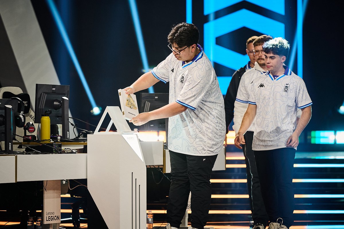 Jostus11's tweet image. No es palo a KOI aunque lo parezca pero soy incapaz de cuando veo a un jugador con la camiseta blanca pensar en que es de KOI, el blanco les queda mal, no les representa nada ni es iconico, si fuera una edición especial me vale pero que no tengan azul como color main es feo