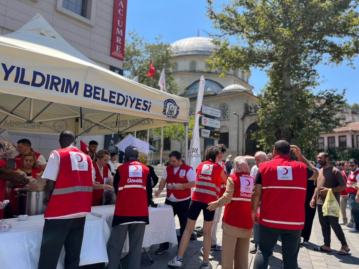 Paylaştıkça Çoğalan Bereket🌙
Kızılay Osmangazi Şubesi olarak, Muharrem ayının birlik ve bereket geleneğini yaşatmak için Şehreküstü Meydanı’nda aşure dağıtımı gerçekleştirdik.

Bu günde emeği geçen Gençlerimize, hayırseverlerimize ve tüm gönüllülerimize teşekkür ederiz.