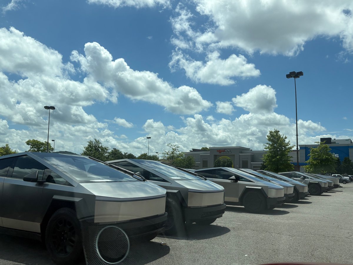 corg_e's tweet image. at the loser convention and everyone knows you