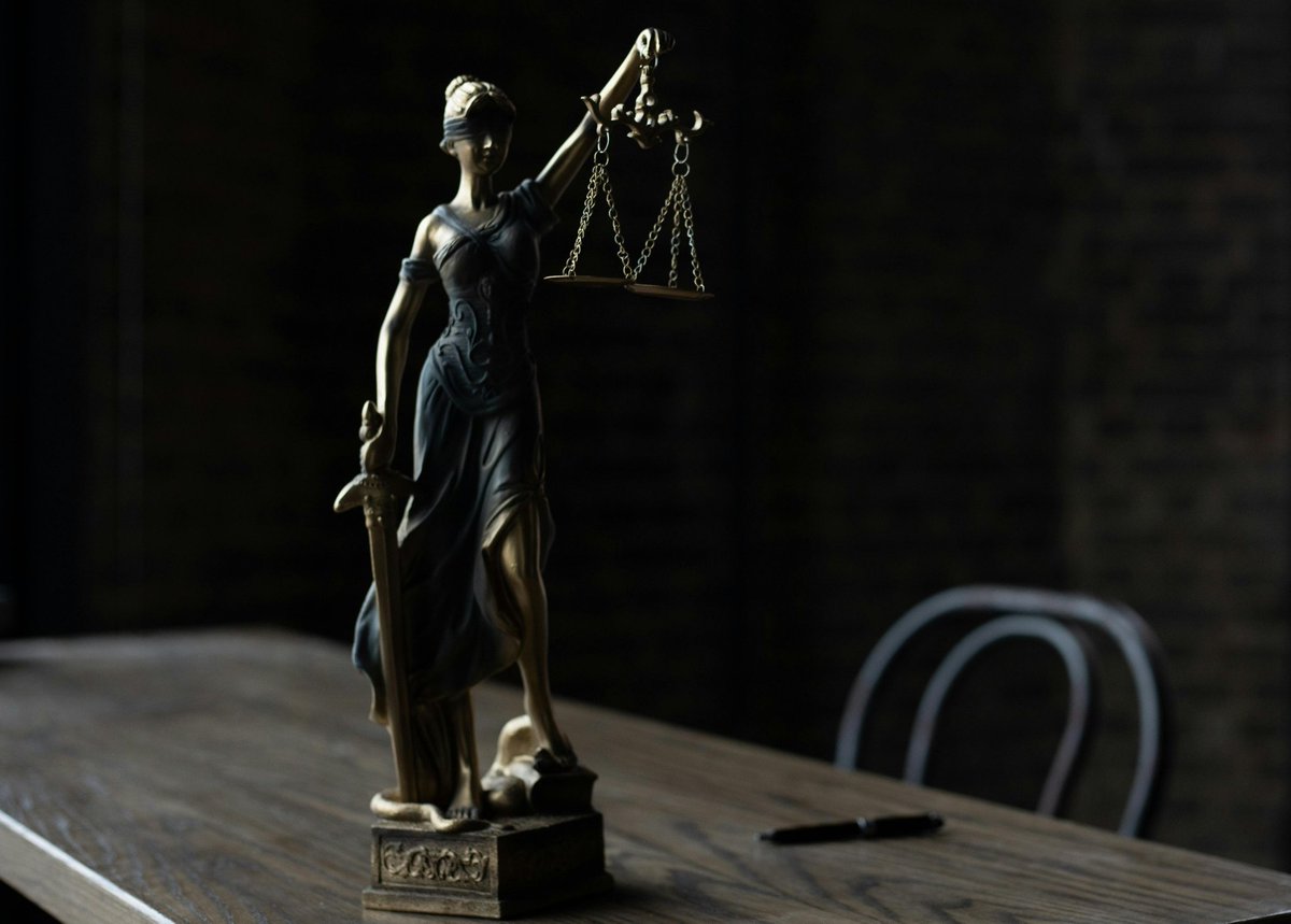 Une chose est certaine...
Toutes celles et tous ceux qui outrepassent leurs droits et ne respectent pas leurs devoirs auront à rendre des comptes à leur propre conscience. Et je dois avouer que c'est la pire des justices, au-delà de celle des hommes. Bon voyage !
😉🤷‍♂️🗝🎱