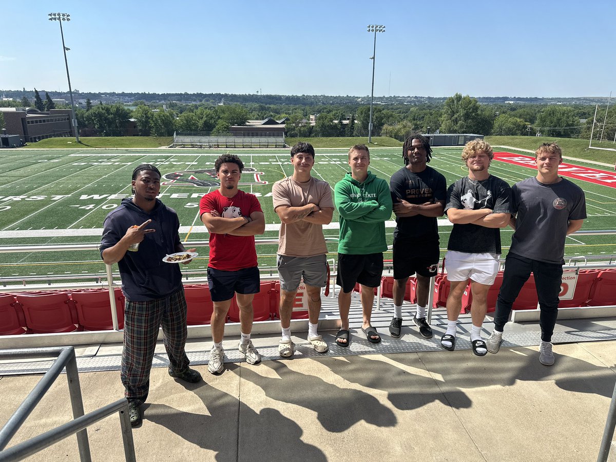 CoachFam's tweet image. End of summer Slotback lunch
🥩 🍳 🥔