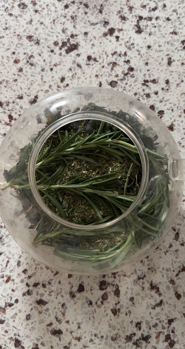 therawsol's tweet image. Some herbs that are great for scalp health & hair growth:
Nettle, horsetail, rosemary, peppermint, green tea, gotu kola, lavender, burdock root, astragalus & calendula.
I like to make an infusion with some of these and use it as a scalp rinse a few times a week.
This can…