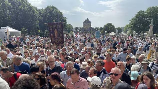 SiateSanti's tweet image. Cardinale Sarah, inviato speciale del Santo Padre a Sainte-Anne d'Auray:
«Non profanate la Francia con le vostre leggi barbare e disumane che invocano la morte mentre Dio vuole la vita.
La religione non è una questione di cibo o di azioni umanitarie : questa visione della…