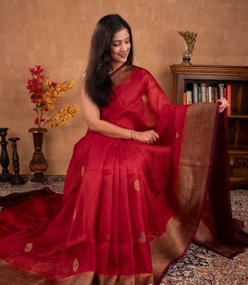 Awadhalaya's tweet image. तारे चले, नज़ारे चले
संग-संग मेरे वो सारे चले..
The pure kora organza silk for 5999/-
Only..
This is one of the richest fabrics we have.
To buy DM or ping at 8620821755