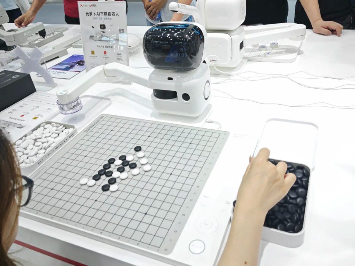 🤖 AI is getting smarter, faster, and more lifelike.
Agile robot dogs. Vision-enabled autonomous patrol bots. Go-playing AI arms. Humanoid hands controlled through VR.
Real-time AI in action.
#AI #Robotics #Humanoid #MachineLearning #FutureTech #SmartRobots