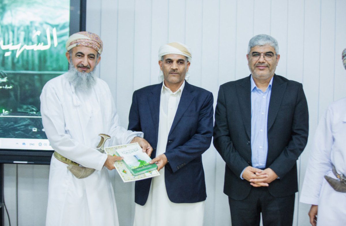 m_soleymani93's tweet image. دکتر @hamoodalnoofli یک استاد دانشگاه است که بر اساس دغدغه دینی و انسانی و فهم فرهنگیش یه جایزه به نام یحیی سنوار در عُمان برگزار کرده و از نویسندگان خواسته درباره این شهید رمان بنویسند.
حالا بعد از حدود ۱۵ ماه از بهترین آثار تقدیر کرده.
انشاءالله این آثار به فارسی هم ترجمه شن.