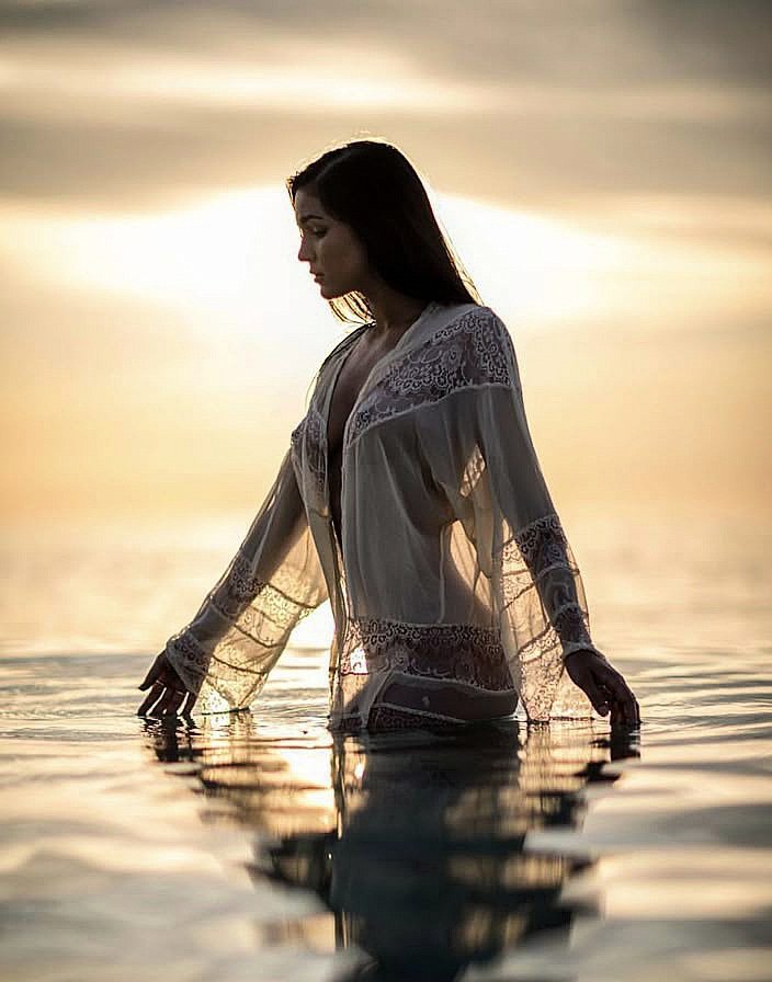 Summer vibes 🩶💛🤍🌊
Beautiful evening world 🌬🌒✨️✨️