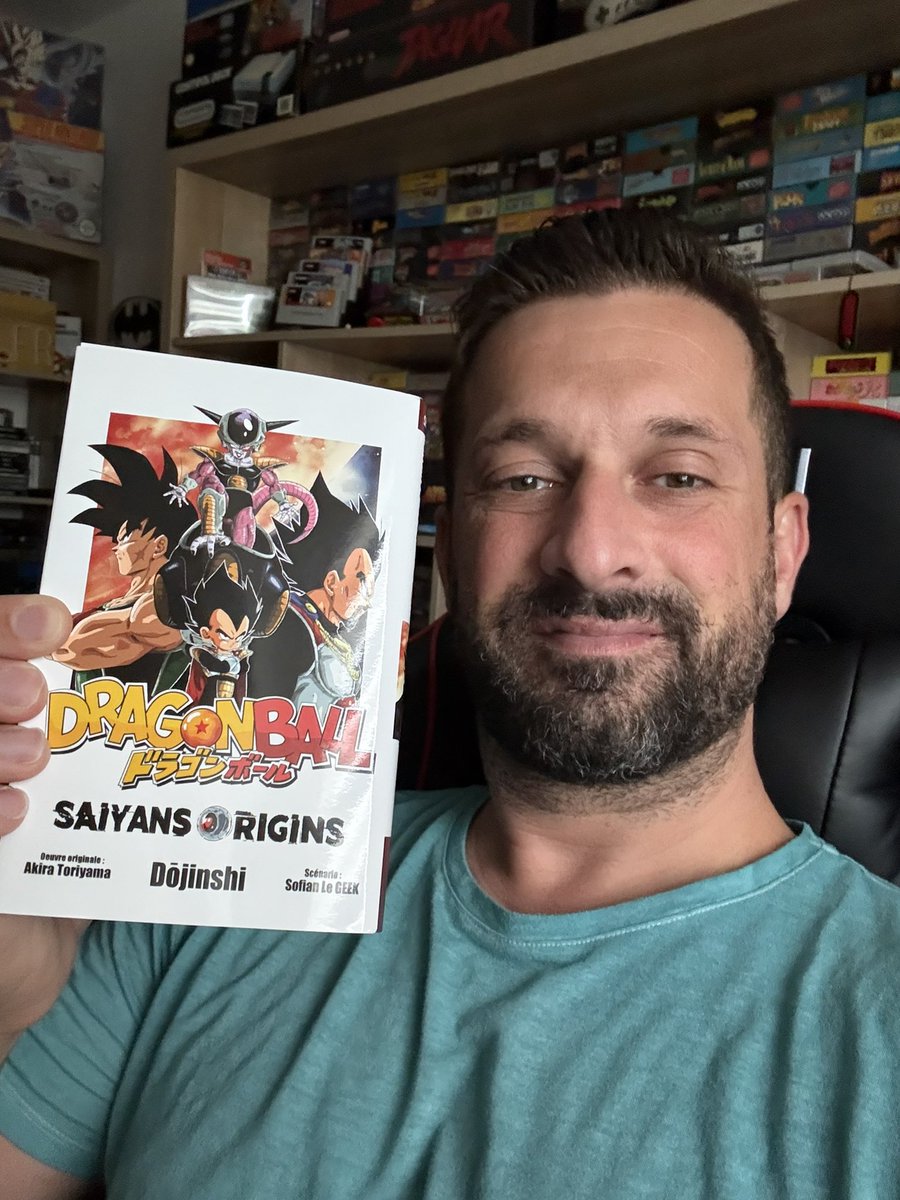 HedgeSnes's tweet image. Poualalalala !! Ça vient tout juste d’arriver ! Le banger de @SofianLeGEEK est chez moi ! Il me tarde de le dévorer et de vous en parler sur la chaîne !