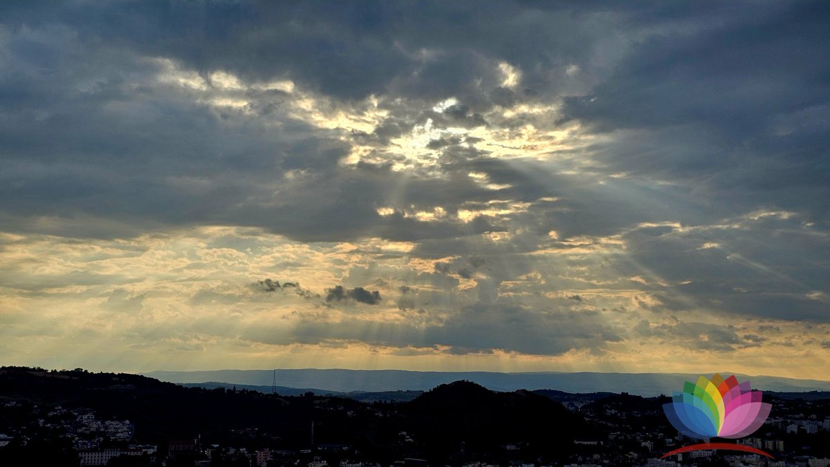 BondedByThought's tweet image. Name one thing today taught you. Big or small, every lesson counts. Keep it simple. 🌿 #EveningReflections #GrowthMindset #BondedByThought