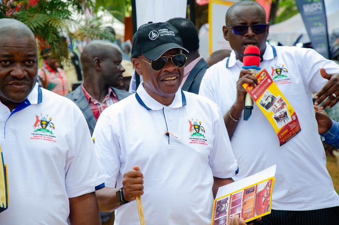 Kachaina1's tweet image. When the Chief guest of Honor Gen. Mbadi was starting His speech, 😂He started with a joke on @Kachaina1
Now let me come back with this Joke and it won’t leave you the same 🤪. I think Kachaina Comedy is also Under #BUBU Buy Uganda , Build Uganda.
Mc Kachaina , @mtic_uganda