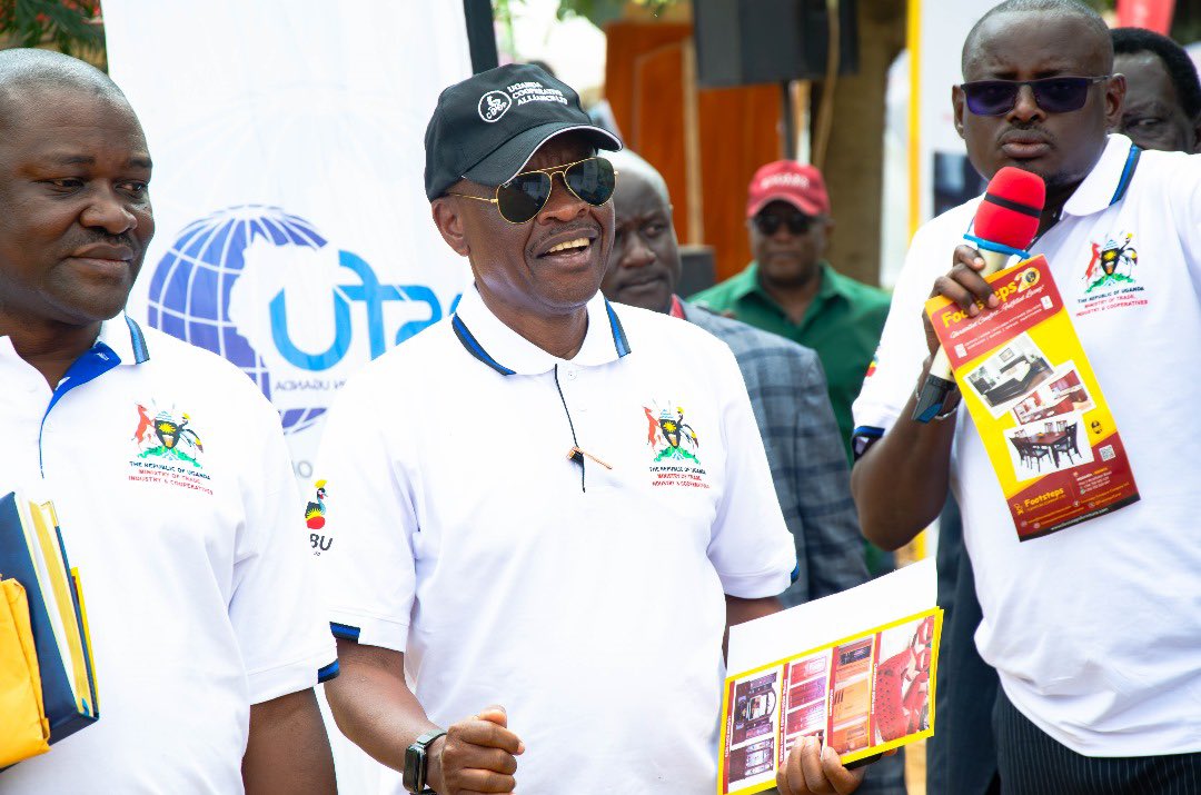 Kachaina1's tweet image. When the Chief guest of Honor Gen. Mbadi was starting His speech, 😂He started with a joke on @Kachaina1
Now let me come back with this Joke and it won’t leave you the same 🤪. I think Kachaina Comedy is also Under #BUBU Buy Uganda , Build Uganda.
Mc Kachaina , @mtic_uganda