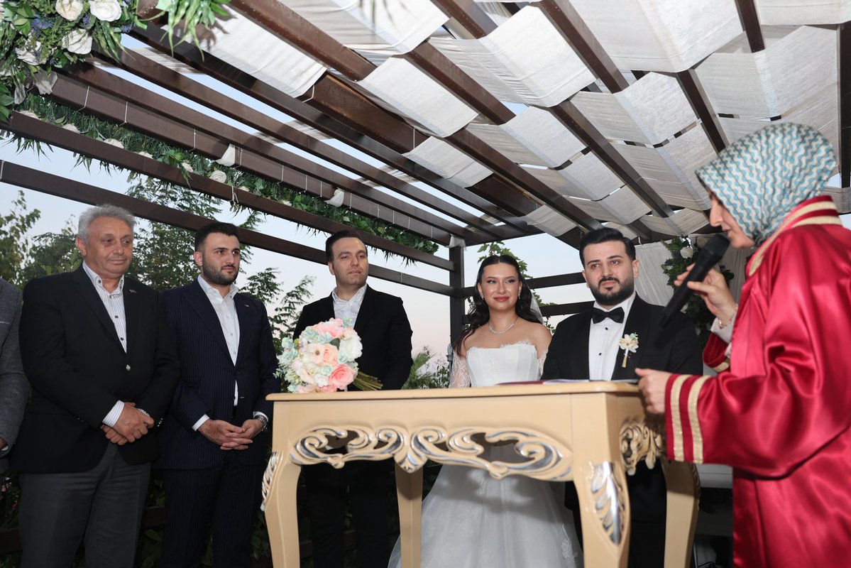 avyusufibis's tweet image. 📍İstanbul
Gençlik Kolları MKYK Üyemiz, yol ve dava arkadaşımız Remzi Haktan Karadağ ve Aslınur Hanım’ın düğün törenine katılarak nikah akitlerine şahitlik ettik.
Değerli çiftimize ömür boyu mutluluklar diliyorum.👏🏻