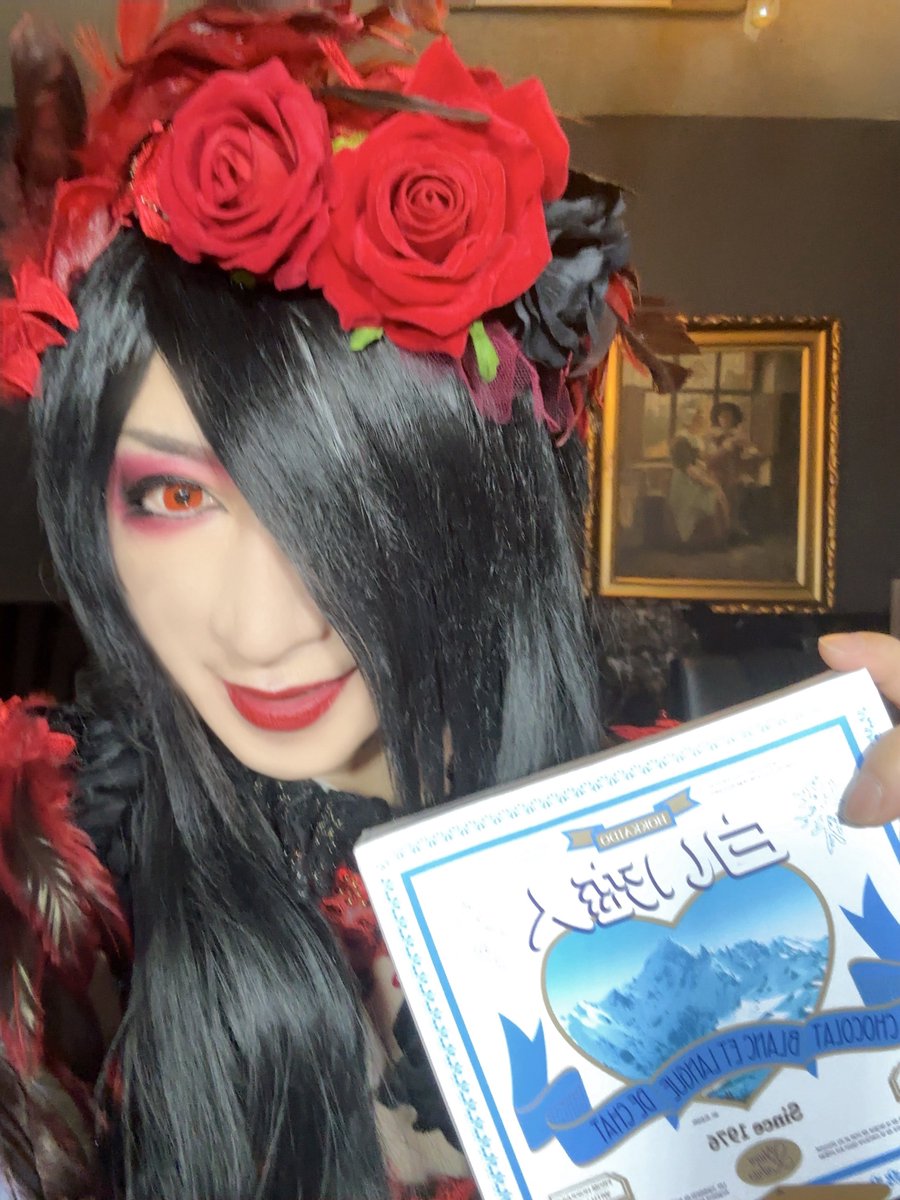 ASAGI_SOLO's tweet image. 白い恋人たち!
明日だけは赤い恋人でいてほしい😼🥀)))
明日のライヴも気愛バチバチでいこうか!!!俺にその頭を預けろ!♾🌹