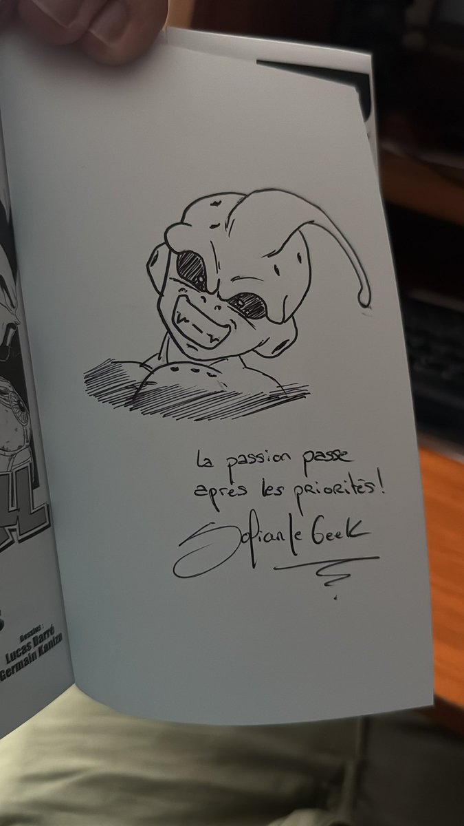 HedgeSnes's tweet image. Poualalalala !! Ça vient tout juste d’arriver ! Le banger de @SofianLeGEEK est chez moi ! Il me tarde de le dévorer et de vous en parler sur la chaîne !