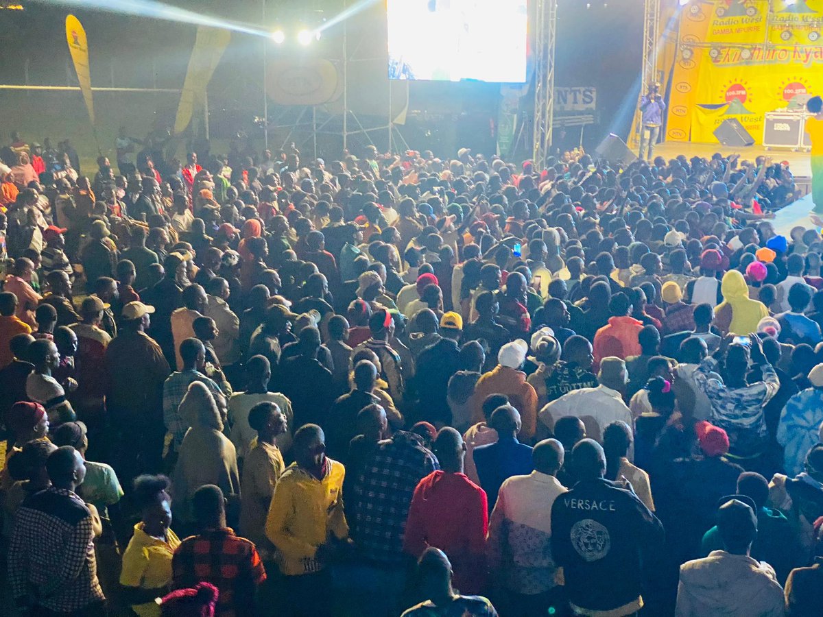 tvwestUG's tweet image. #Ekinihiiro kyataaba…
Omweshongozi ahandiijo nitukiteera paka kesho
Aha kishaayi Kakyeka
#RadioWestAt26
📸: @Mc_Levi19
