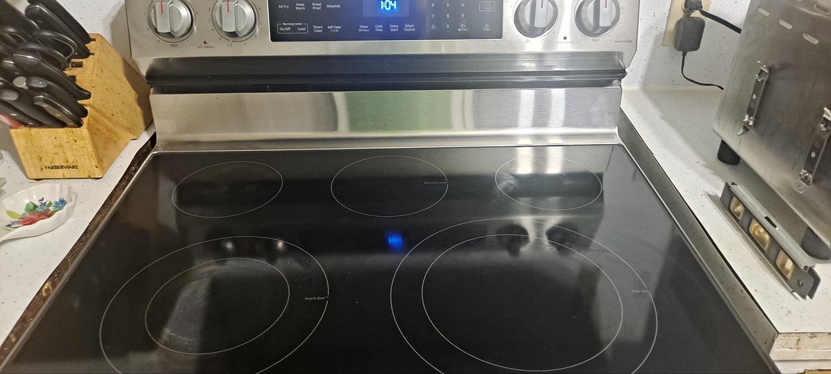 sugurray4UGA's tweet image. Hello out there in X Land. All you gorgeous people who own a ceramic top stove, are you seriously going to tell me you have to use some sort of specialty cream to clean these🤔