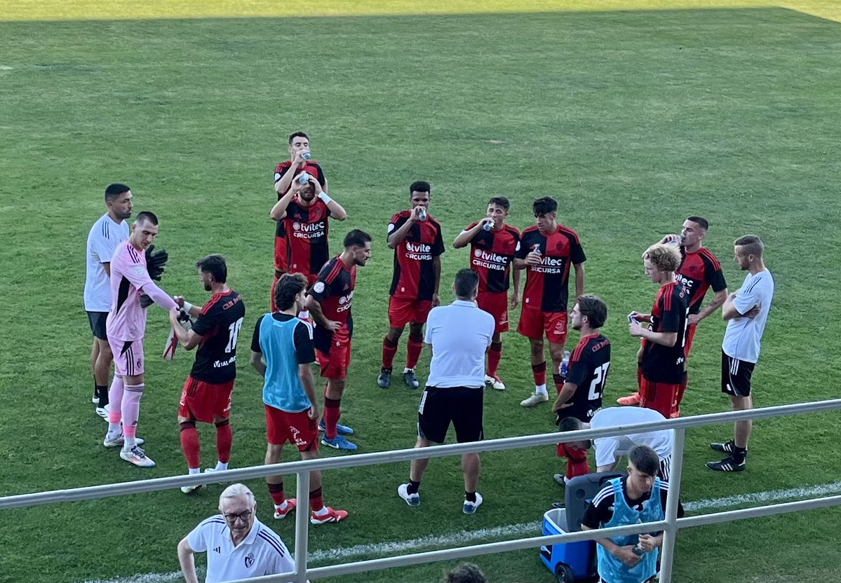 SDP_1922's tweet image. Pausa de hidratación en Portonovo. Buenos primeros minutos de la Deportiva, que continúa acumulando trabajo para la temporada. El partido se mantiene 0-0. 
#Adelanteyarriba
#SomosDeportiva