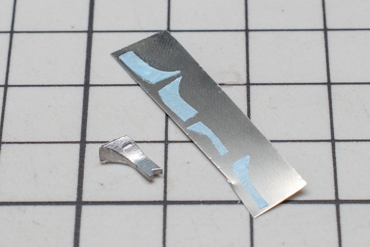capilotz's tweet image. めんどくさいなーと思っている作業があると手が止まってしまう悪い癖。今回は厚みの気なるリヤのブレーキダクトを0.1mmの洋白板で作り直しました。半田付け時にパーツを留めるのに使ったのはコクヨのひっつき虫。熱にも強くて粘着力もある優れもの
#43オモロー #lotus56B #tmk368 #tameo #scale143