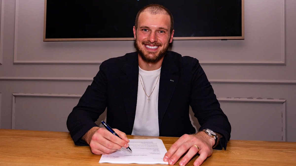 BielsaLUFC's tweet image. DEAL DONE✍️
Leeds United confirm the singing of Brazilian GK Lucas Perri
Fee around £15m, deal until 2029
The 27 y/o played 33 times in Ligue 1 last year, and kept 10 clean sheets for 6th place Lyon. He also featured 11 times in the Europa League.
New GK✅
Welcome, Lucas!