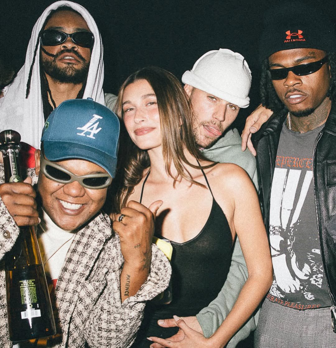 portalhaileybr's tweet image. Hailey Bieber com Justin Bieber e outros amigos durante a festa &quot;SWAG x SKYLRK&quot; no The Bird Street Club, em West Hollywood, Califórnia. (24/07)
