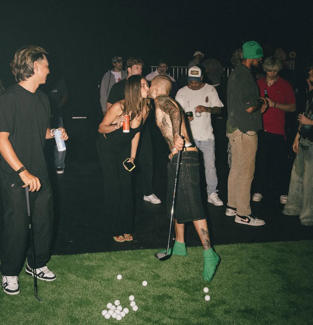 portalhaileybr's tweet image. Hailey Bieber com Justin Bieber e outros amigos durante a festa &quot;SWAG x SKYLRK&quot; no The Bird Street Club, em West Hollywood, Califórnia. (24/07)