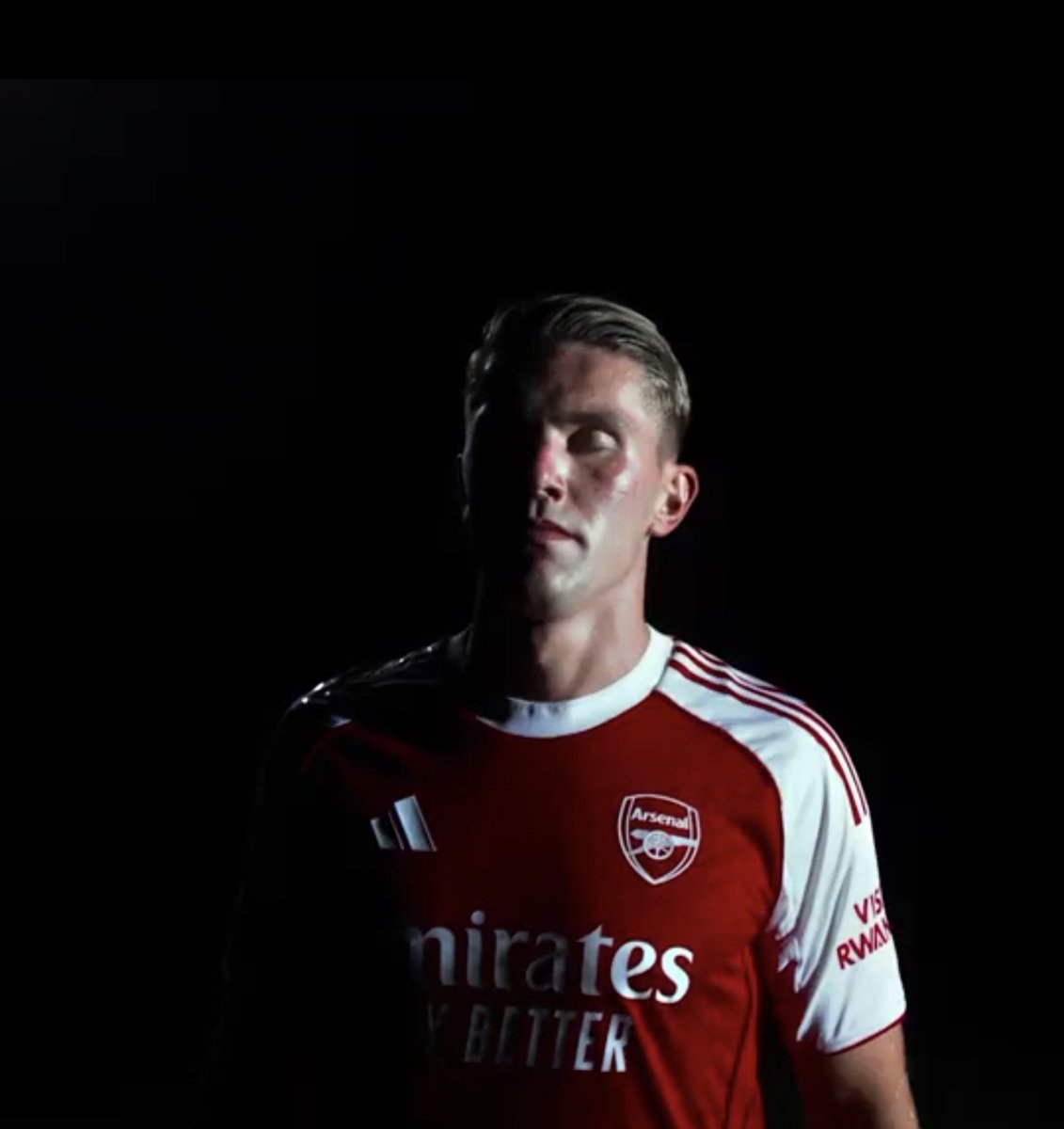 Teamgyokeres's tweet image. 🚨 BREAKING!!!!
Tell your friends and family, Viktor Einar Gyokeres is officially a Gunner!!!!!!!!! ✅