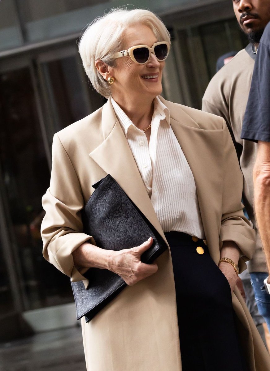 kellmanstreep's tweet image. the fans being just about everywhere is surely overwhelming but I bet a part of meryl appreciates the fact a 76 year old woman, her and miranda alike, still gets so much love and attention โฅ๏ธ