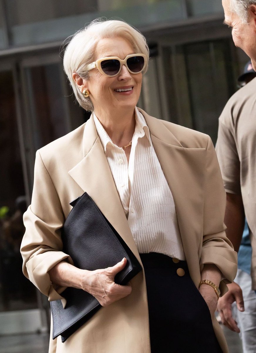 kellmanstreep's tweet image. the fans being just about everywhere is surely overwhelming but I bet a part of meryl appreciates the fact a 76 year old woman, her and miranda alike, still gets so much love and attention โฅ๏ธ