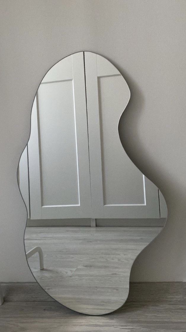 IHENE85834's tweet image. Can someone tell us the colour of mirror 🪞 please 🥺🥺🥺🥺