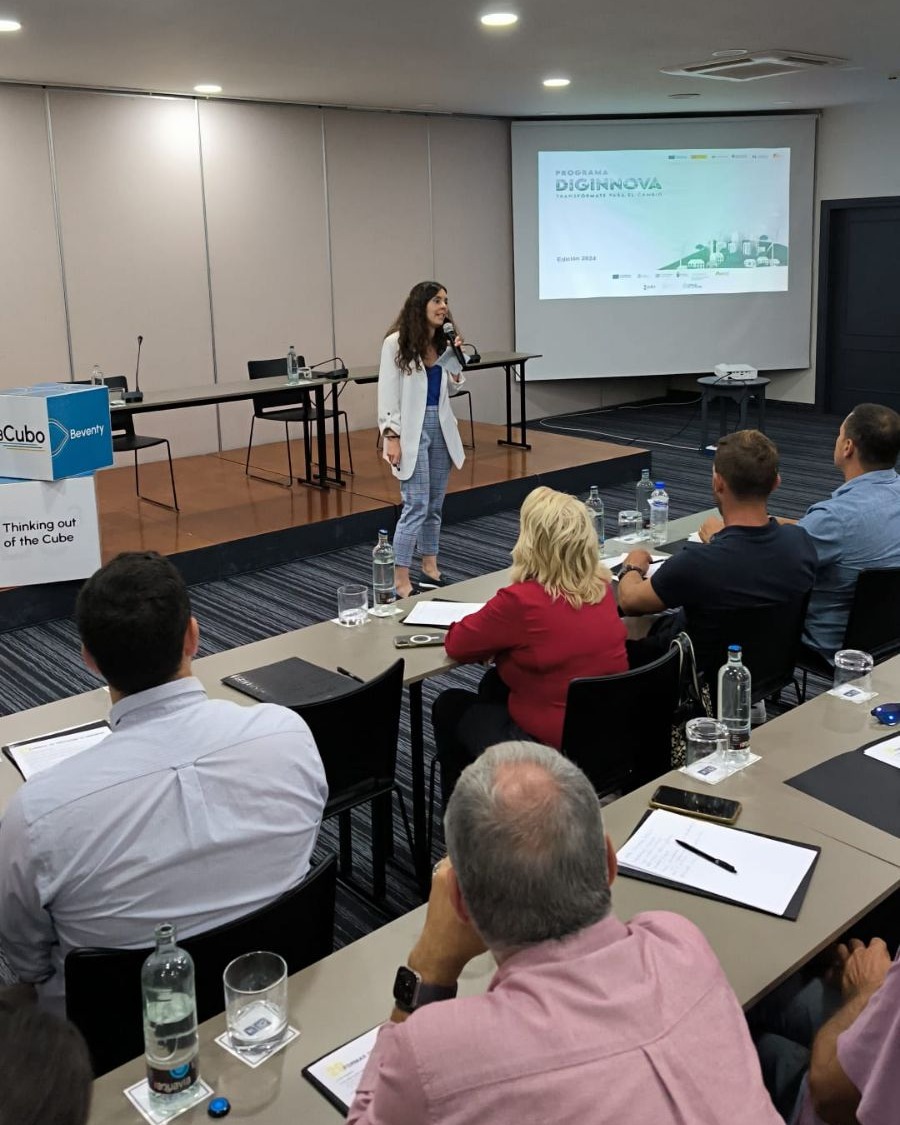 fg_ull's tweet image. 📍 La #FGULL estuvo presente en el evento '20 formas de financiar tu empresa'.
👀 Vanesa Medina, técnica de innovación, dio una charla en la que explicó cómo funciona el programa #Diginnova y qué aporta a las entidades.
@ULL @agenciaiisi @Red_CIDE
👉 t.ull.es/23vo
