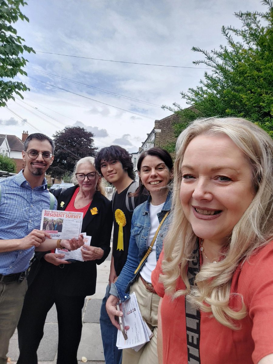 juliacambridge1's tweet image. Great to be out in East Sheen and joined by Sarah Olney MP 🔶️ lots of doorstep chats and although &apos;recollections differ&apos; and opinions vary it&apos;s vital to grab these chances to listen 🔶️ Local Elections in London coming in May 26 - all to play for with a floundering gov.