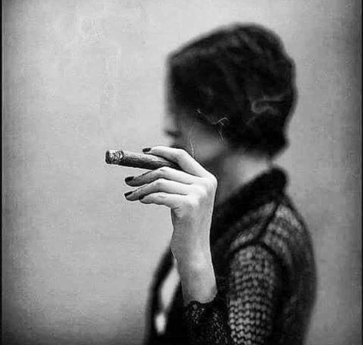 danabi_b's tweet image. I grandi poeti sono rari come i grandi amori.
E nelle le grandi passioni
Non bastano le velleità
Ci vuole di meglio, ci vogliono "i coglioni duri".
Prima di parlare d'amore.
Prima di volere l'amore...
È fondamentale imparare a capire
di cosa si sta parlando.
BUONA SERATA🖤DaniB