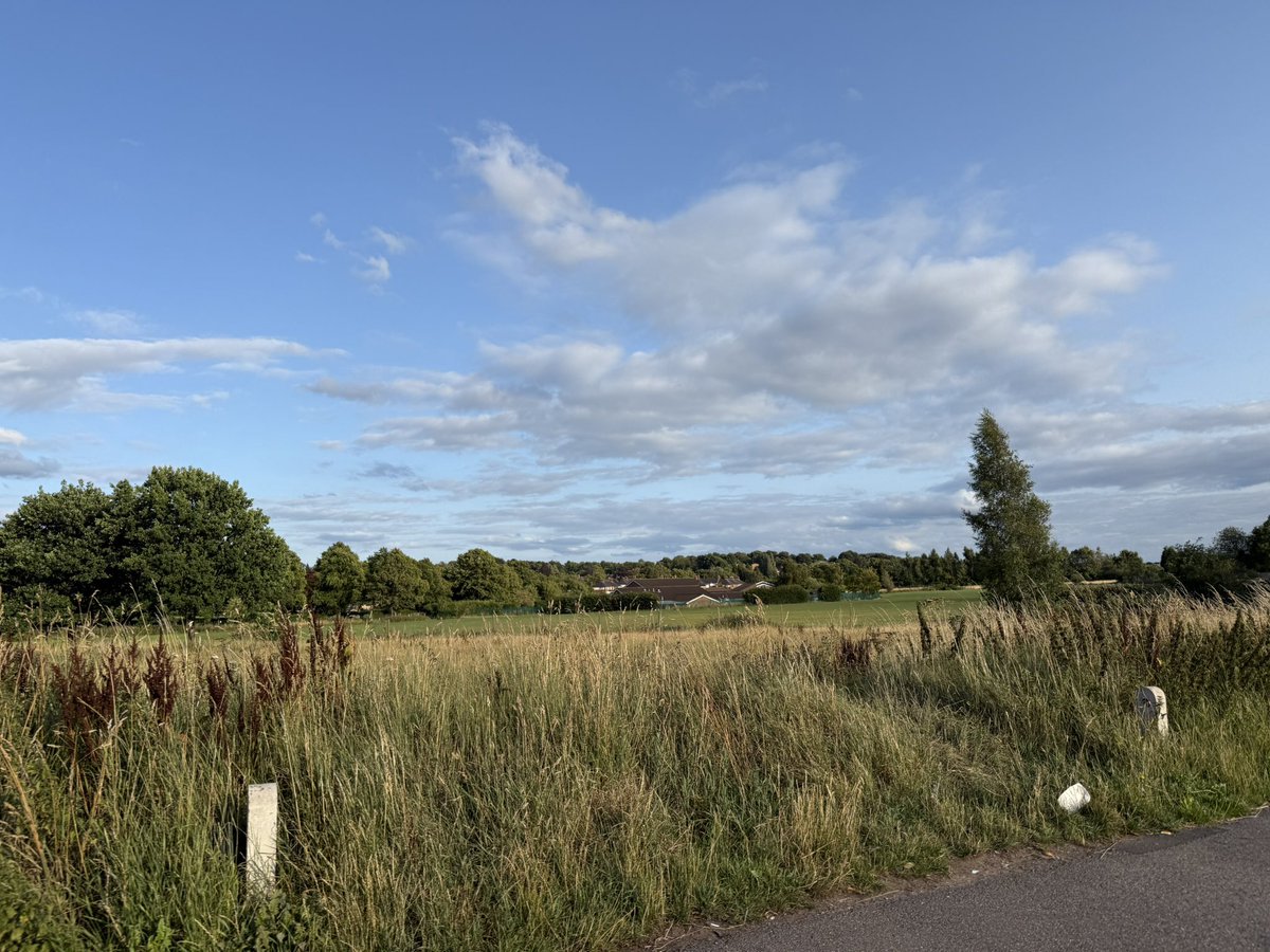 AJogee's tweet image. The blue skies have come to say hello… just in time for our evening engagements here in Newcastle-under-Lyme. #LoveNuL 🇬🇧❤️🌹