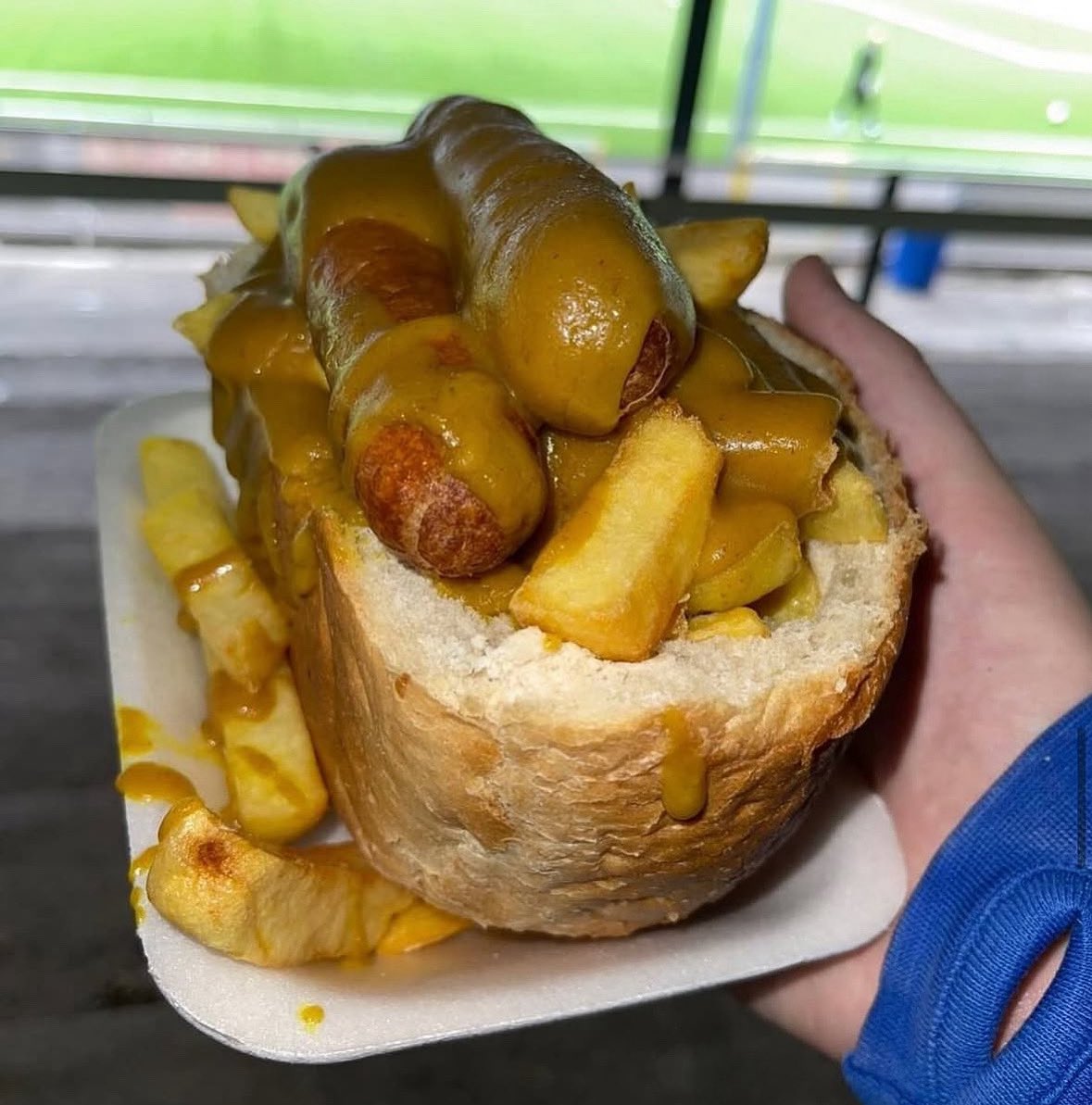 Chips, sausage and curry sauce in a cob at merthyr town fc

💷 £5.50 ⚽️
