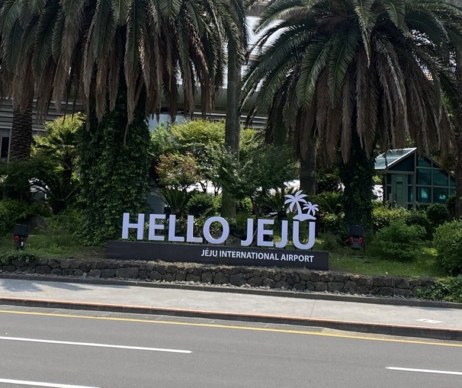 KooksNyb's tweet photo. #jikookau where jimin joins jungkook &amp; the 97z on a trip to jeju ✈️🌴

their relationship is private — but jungkook’s jealousy isn’t. https://t.co/MjUqwERawA